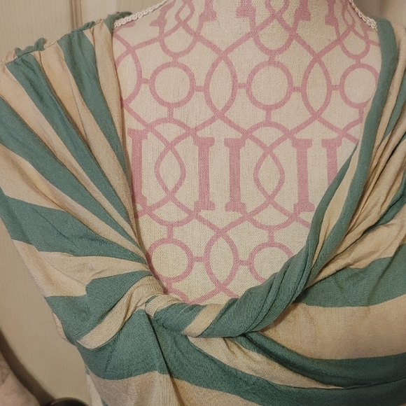 Deletta Asymmetrical Green and White Blouse - Picture 3 of 10